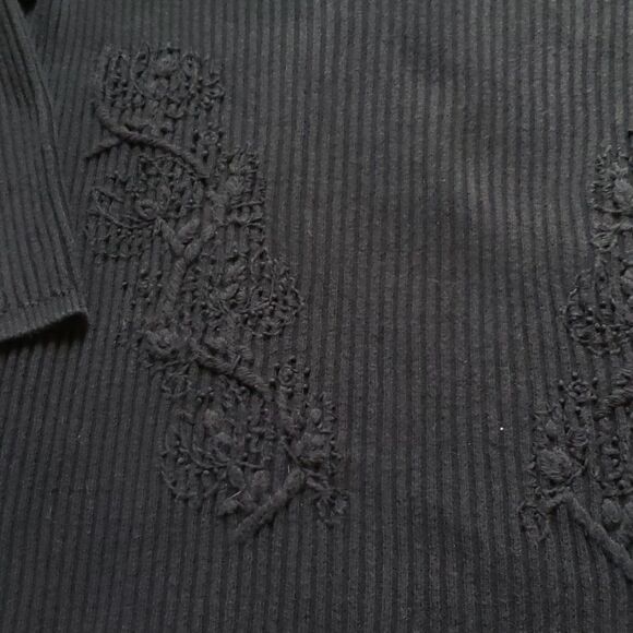 Beautiful embroidery sweater - Picture 2 of 3